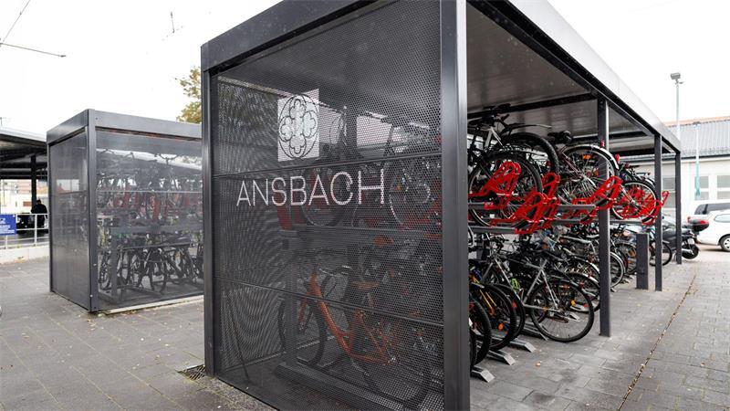 „Freundliche Atmosphäre“: Ansbach ist Bahnhof des Jahres Am Bahnhof Ansbach gibt es überdachte Fahrrad-Abstellanlagen in unmittelbarer Nähe des Bahnsteigs.