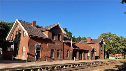 Am Bahnhof Cadenberge beginnen demnächst die ersten Arbeiten - der in dieser Ansicht rechte Teil wird abgerissen.