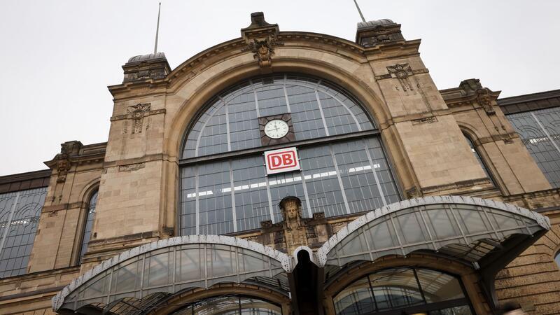 Am Bahnhof Dammtor fahren während der Bauarbeiten keine Fernverkehrszüge. (Archivbild)