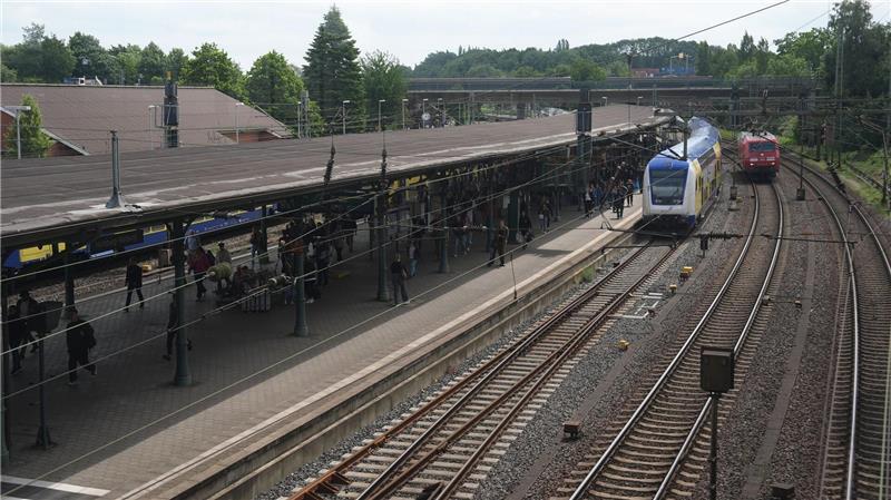 Am Bahnhof Harburg steigt ein Mann bei normalen Bahnverkehr ins Gleis, um sein Handy zu holen. (Symbolbild)