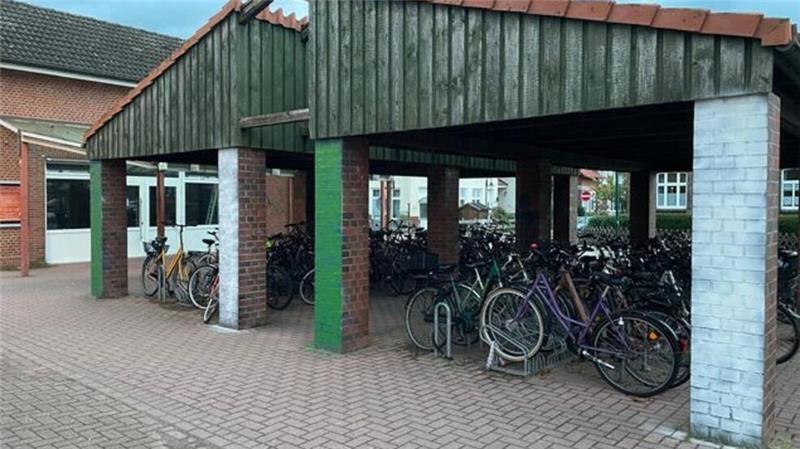 Am Bahnhof Otterndorf wollten sich offensichtlich Werder-Fans verewigen.
