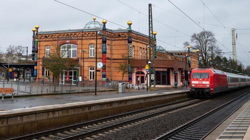 Am Bahnhof Uelzen hat die Mutter ihre einjährige Tochter wieder in den Arm nehmen können. (Symbolbild)