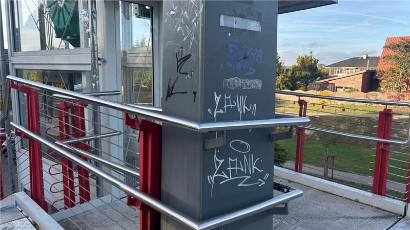 Vandalismus kostet Samtgemeinde Harsefeld mehr als 20.000 Euro jährlich Am Bahnhof finden sich viele Schmierereien.