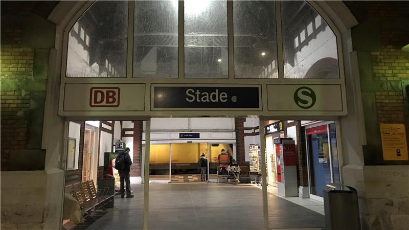 Am Bahnhof soll es zunächst zu Beleidigungen und Provokationen gekommen sein. (Archivbild)