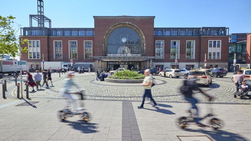 Am Bahnhofsvorplatz eskalierte die Situation. (Archivbild)