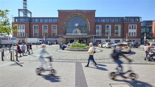 Am Bahnhofsvorplatz eskalierte die Situation. (Archivbild)