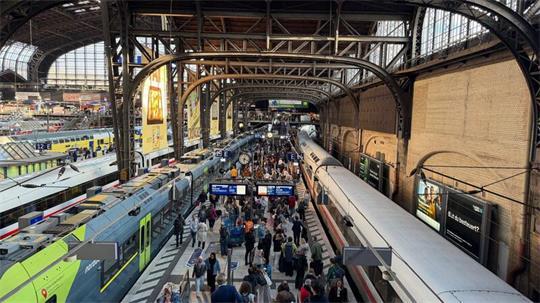 Am Bahnsteig zu den Gleisen 13 und 14 herrscht oft Gedränge. (Archivbild)