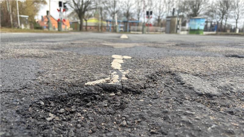 Vollsperrung: K64-Holperpiste zwischen Kakerbeck und Bargstedt wird erneuert Am Bahnübergang Bargstedt beginnen die Arbeiten an der Kreisstraße in Richtung Kakerbeck, hier Blickrichtung zurück gen Bahnsteig.