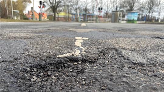 Am Bahnübergang Bargstedt beginnen die Arbeiten an der Kreisstraße in Richtung Kakerbeck, hier Blickrichtung zurück gen Bahnsteig.