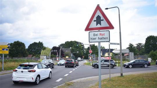 Am Bahnübergang an der Griemshorster Straße in Harsefeld staut es sich regelmäßig.