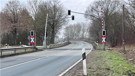 Blick auf den Bahnübergang auf der L111.