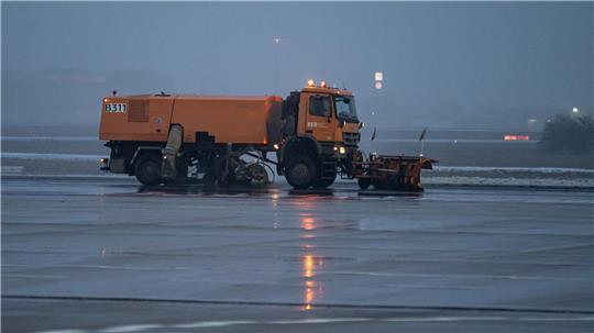Am Berliner Flughafen BER kam es wegen Blitzeis zu mehrstündigen Verspätungen und Ausfällen.