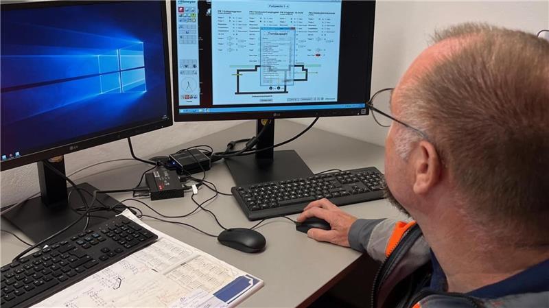 Am Bildschirm ruft sich Klärwärter Ike Sobotke die Messdaten auf. Die ständige Kontrolle ist tägliches Geschäft in der Kläranlage.