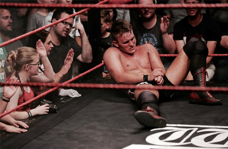 Am Boden, ausgebuht von den Wrestling-Fans: Axel Dieter Junior hält sich die Hand. „Blut ist beim Wrestling immer echt“, sagt er. Fotos Fehlbus