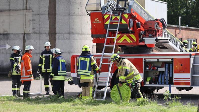 Einsatz bei Tischlerei in Cuxhaven: Feuer im hohen Silo-Turm Am Boden wird alles vorbereitet, um das Feuer im Turm zu löschen.