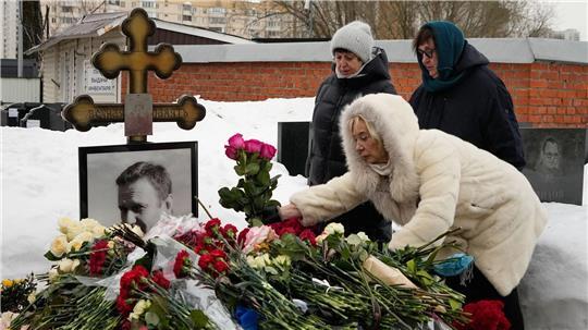 Am Borissowskoje-Friedhof in Moskau, wo Alexej Nawalnys Grab ist, können Menschen Blumen niederlegen. Der Kreml weist Vorwürfe westlicher Politiker zurück, dass Nawalny vergiftet worden sei. 