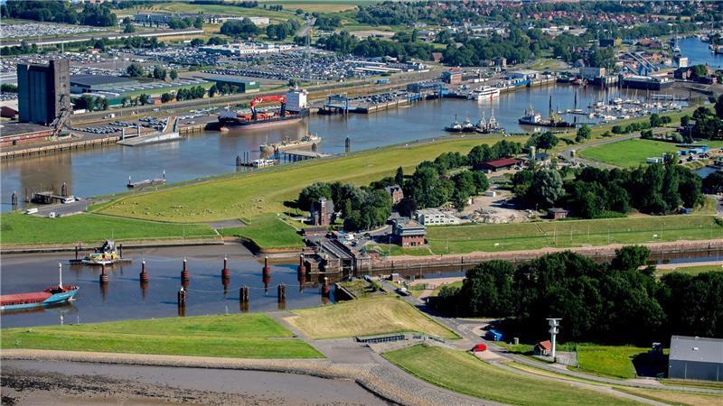 Am Borkumkai unweit der Getreidesilos (oben links) sollen die Kreuzfahrtschiffe künftig festmachen. (Archivbild) 