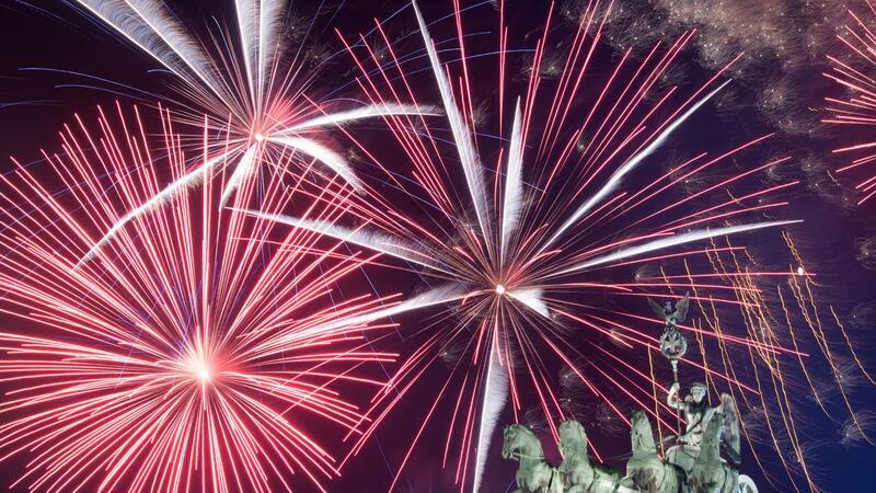 Zweifel an friedlicher Silvesternacht Am Brandenburger Tor findet wieder die traditionelle Silvesterparty statt. (Archivbild)
