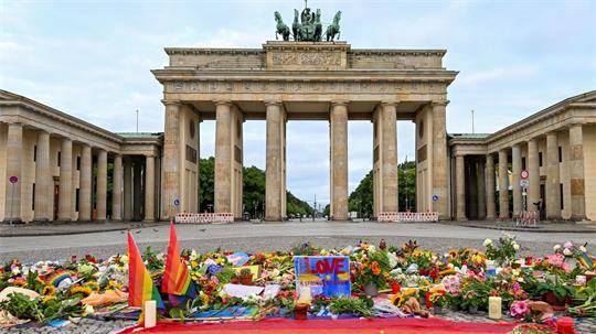 Am Brandenburger Tor wird dem Anschlag gedacht. 