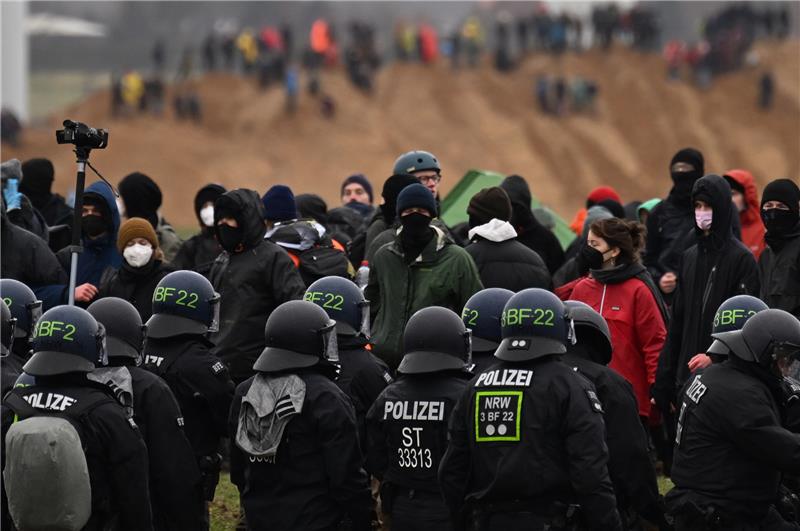Am Braunkohlerevier in Lützerath kamen laut Polizei bis zu 10.000 Demonstranten zusammen. Foto: dpa