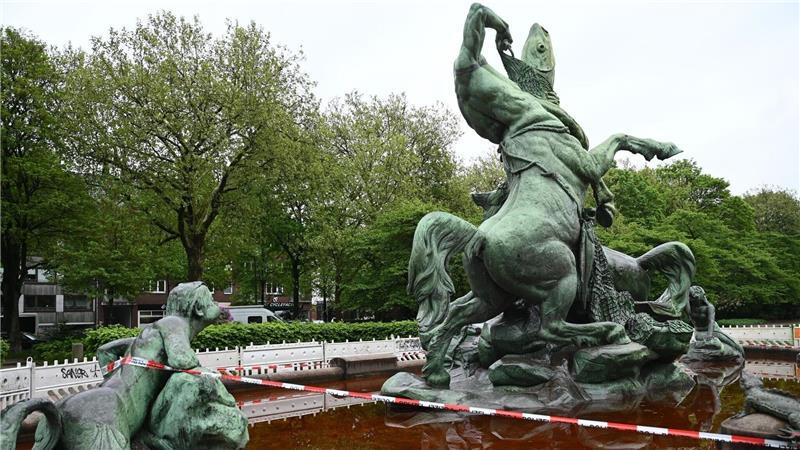 Am Brunnen wurde Absperrungen angebracht.