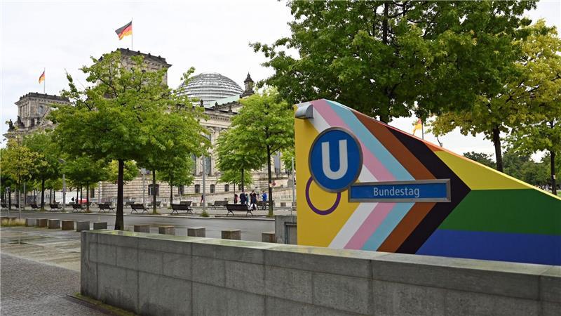 Ziemlich delulu: Das war der Labubu-Sommer Am Bundestag sollte die Regenbogenflagge zum Berliner Christopher Street Day diesmal nicht wehen - der U-Bahnhof daneben war dagegen bunt. (Archivbild)