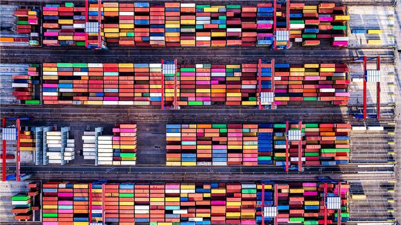 Am Burchardkai stehen die Container in Reih und Glied. Elsen hat sie direkt im 90-Grad-Winkel aufgenommen.