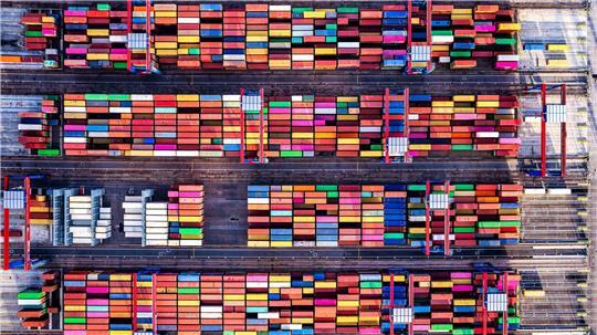 Am Burchardkai stehen die Container in Reih und Glied. Elsen hat sie direkt im 90-Grad-Winkel aufgenommen.