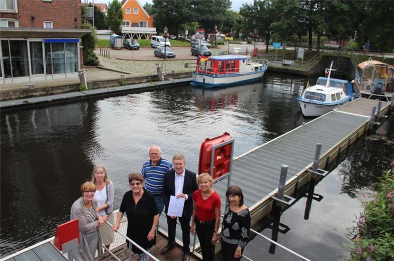 Am Buxtehuder Hafen übergeben Mitglieder des Stiftungsrats den Stifterpreis an die Aktiven von Buxtehuder helfen. Foto: Michaelis