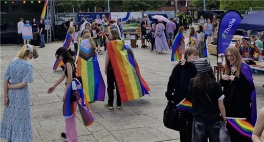 Am Christopher Street Day - hier 2024 auf dem Ankerplatz - wird es besonders sichtbar: queeres Leben in Stade.