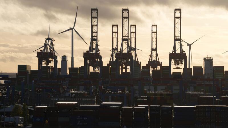 Schiff beschädigt in Hamburg Kai und Containerbrücke Am Containerterminal Burchardkai fuhr ein Containerschiff gegen den Kai. (Archivbild)
