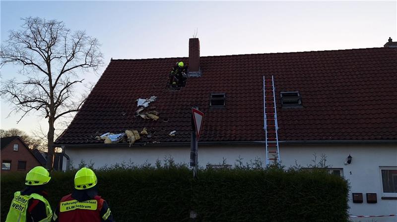 Am Dach des Hauses musste Dämmmaterial entfernt werden.