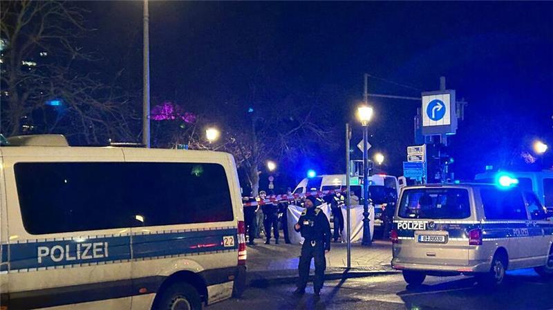 Am Denkmal für die ermordeten Juden Europas in Berlin-Mitte ist ein Mann schwer verletzt worden.