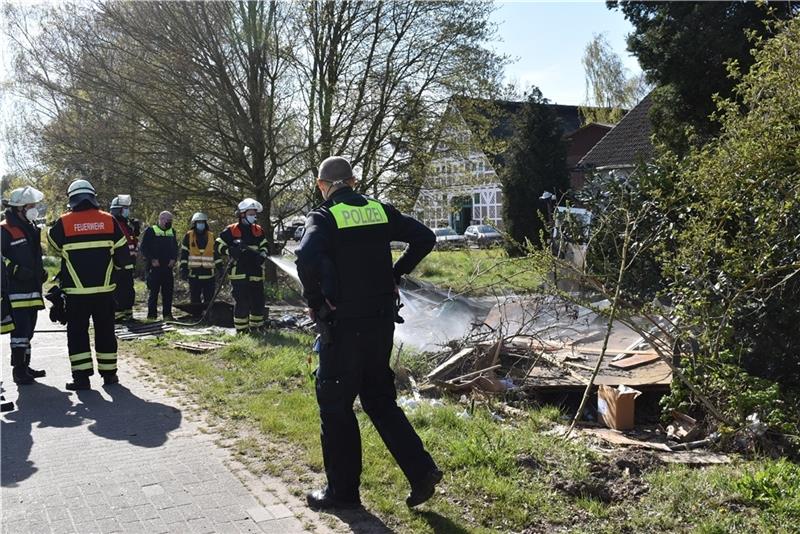 Am Dienstag brannte es vor dem Haus eines psychisch kranken Mannes in Bassenfleth erneut. Foto: Vasel