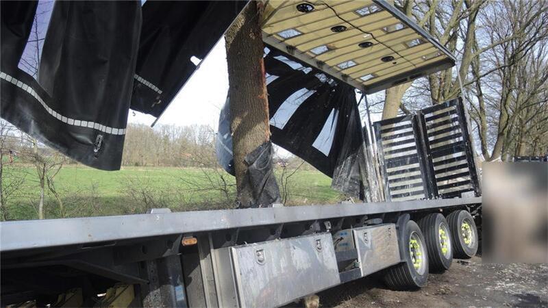 Am Dienstag verunglückt ein Tiertransporter an der Bundesstraße B 74. 2.500 Hühner sterben. Foto: Polizei