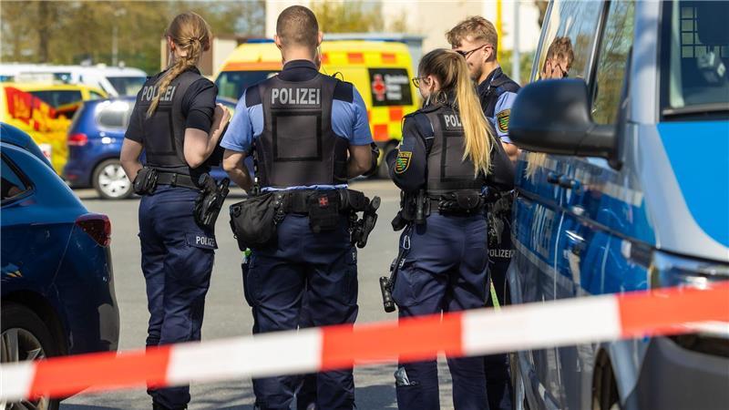 Am Dienstagmittag waren Hinweise auf Schüsse per Notruf eingegangen. Die Polizei ordnete dies den Angaben zufolge als lebensbedrohliche Einsatzlage ein.