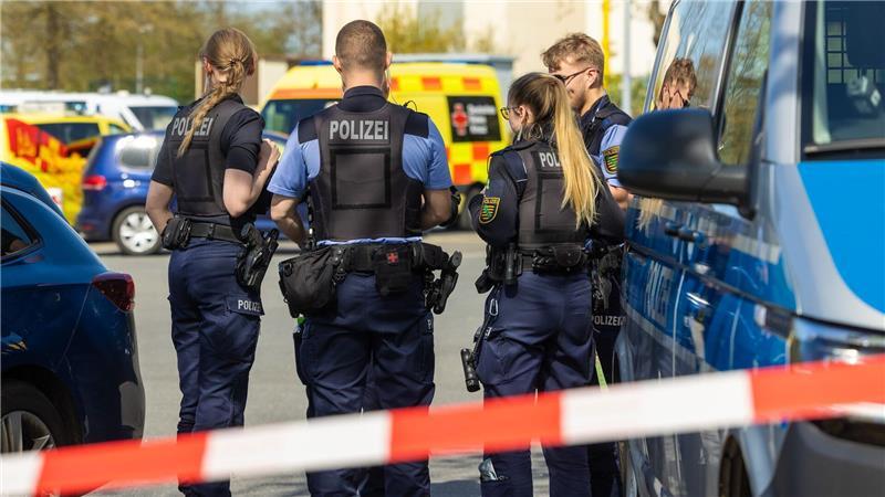Zwei Tote nach Schüssen in Sachsen - Polizei ermittelt Am Dienstagmittag waren Hinweise auf Schüsse per Notruf eingegangen. Die Polizei ordnete dies den Angaben zufolge als lebensbedrohliche Einsatzlage ein.