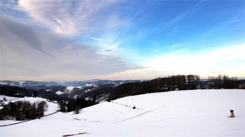 Wetterdienst warnt vor glatten Straßen Am Dienstagmorgen war es vor allem im Norden glatt, im Laufe des Tages zieht der Glatteisregen Richtung Süden.