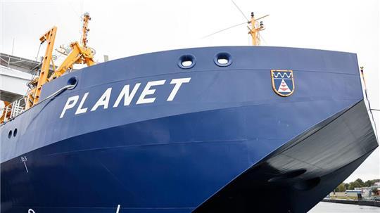 Am Dienstagvormittag ist das Forschungsschiff „Planet“ am Marinestützpunkt Eckernförde zur Nato-Unterstützungsmission ausgelaufen.