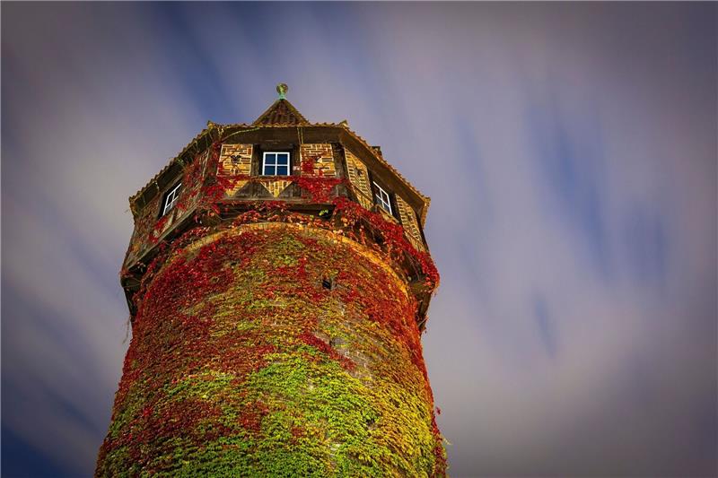 Am Döhrener Turm in Hannover färbt der Herbst die erstem Blätter rot.