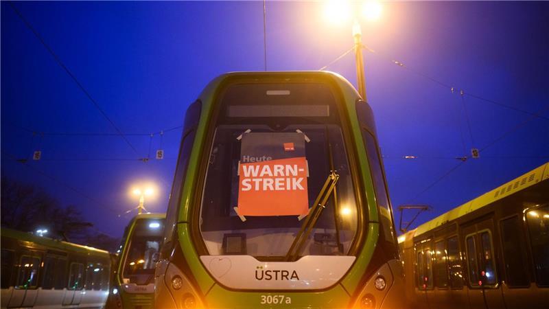 Warnstreiks in Niedersachsen gehen weiter Am Donnerstag stehen auch die Stadtbahnen der Üstra in Hannover still. (Symbolbild)