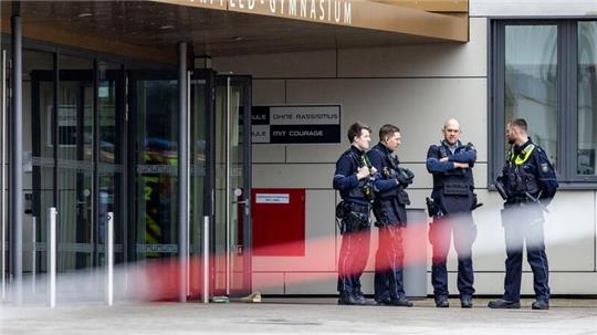Am Donnerstag verletzte ein Schüler vier Mitschüler mit Messerstichen. Die Polizei überwachte daraufhin das Gymnasium.