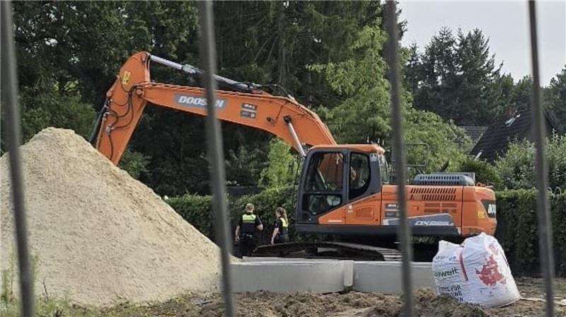 Bagger auf der Baustelle Am Finkenweg in Seevetal-Horst.