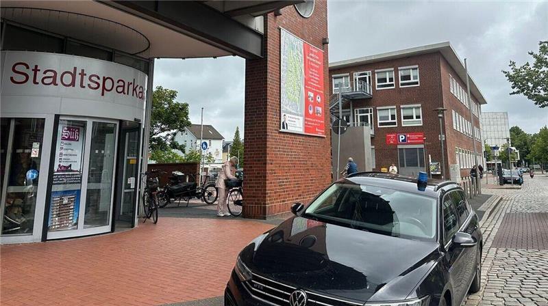 Am Donnerstagmittag rückte die Polizei wegen eines Randalierers bei der Stadtsparkasse in Cuxhaven aus.