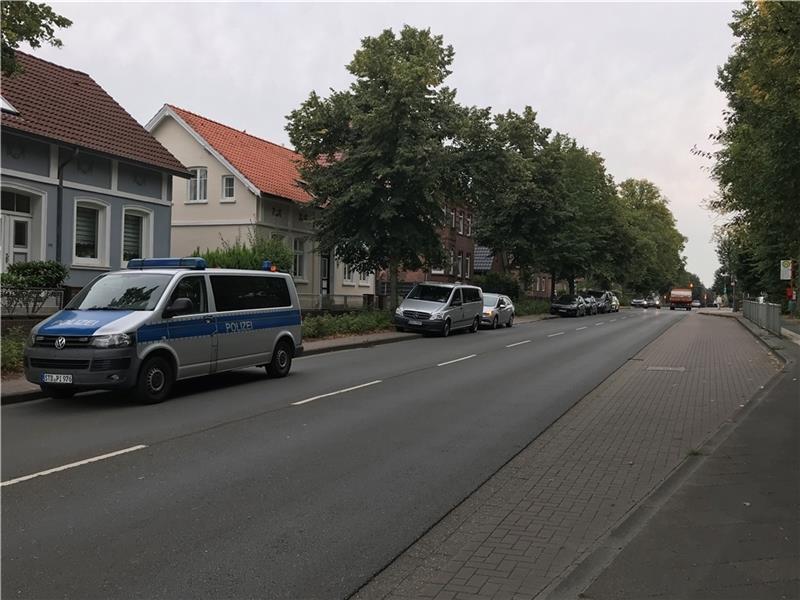 Großeinsatz in Stade: Zoll durchsucht Wohnungen und Frisörsalon Am Donnerstagvormittag durchsuchten Beamte des Hauptzollamtes Bremen Wohnräume in der Harsefelder Straße. Ermittelt wird wegen des Vorwurfs der Schwarzarbeit. Foto: Helfferich