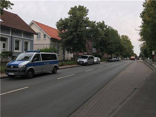 Am Donnerstagvormittag durchsuchten Beamte des Hauptzollamtes Bremen Wohnräume in der Harsefelder Straße. Ermittelt wird wegen des Vorwurfs der Schwarzarbeit. Foto: Helfferich