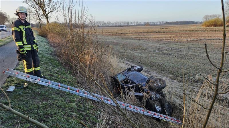Am Donnerstagvormittag hat sich an der B495 in Wischhafen ein Auto überschlagen.