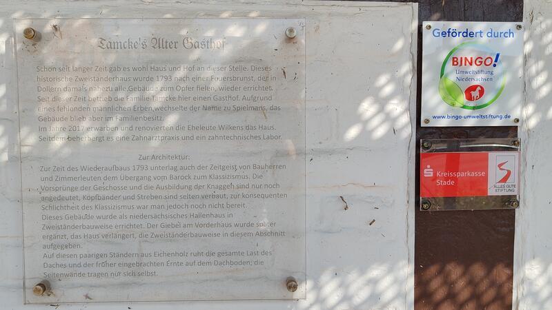 Historisches Reetdachhaus in Dollern gerettet Am Eingang zur B73: Neben der Info-Tafel zur Erinnerung an Tamcke`s Alter Gasthof hängen jetzt auch die Plaketten der Stiftungen, die auf die Förderungen hinweisen.