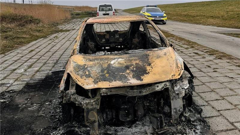 Am Elbdeich in Balje ist ein Auto ausgebrannt.