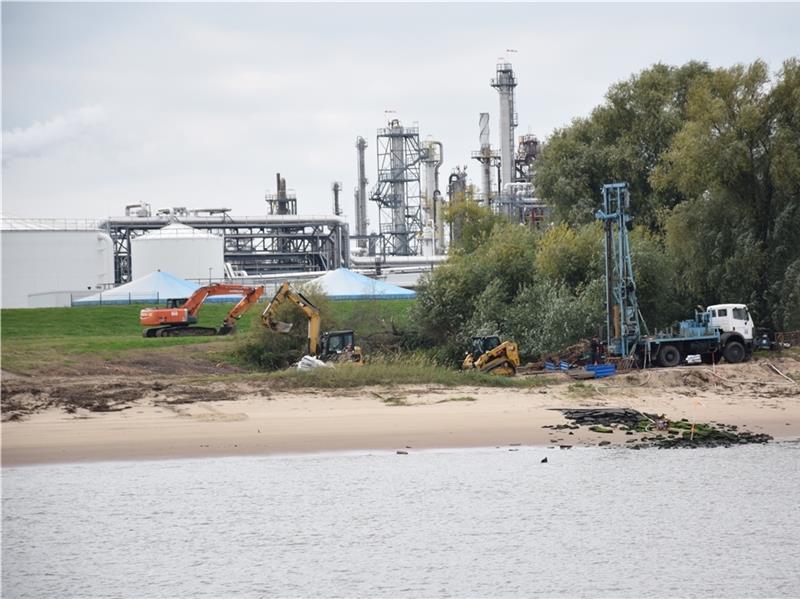 Am Elbufer laufen bereits die vorbereitenden Arbeiten für den Hafenausbau. Im Hintergrund die Produktionsanlagen der Dow. Foto: Strüning